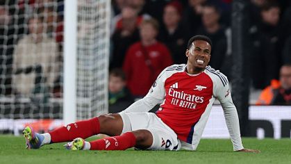 Gabriel Magalhães caído no gramado na vitória do Arsenal contra o Fulham