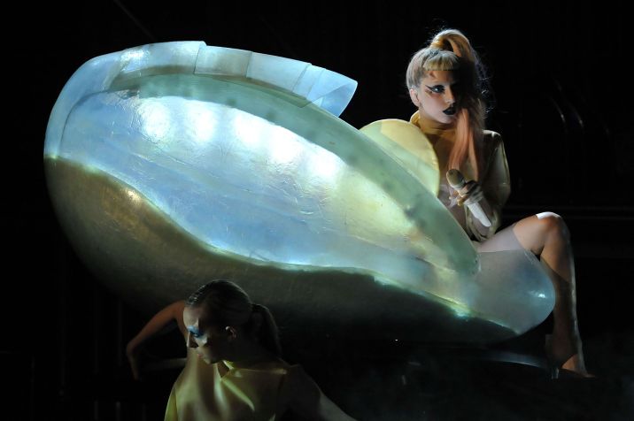 Lady Gaga no Grammy Awards 2011 • Getty Images