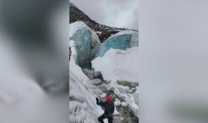 Veja momento em que geleira desmorona durante escalada no Peru