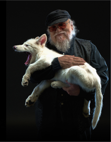 Autor de "Game of Thrones", George R.R. Martin posa com um dos lobos-cinzentos criados pela empresa • Divulgação/ Colossal Laboratories and Biosciences