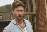 Glen Powell revela incentivo de Arnold Schwarzenegger em remake de filme