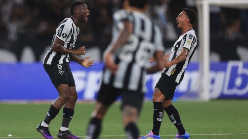 Patrick de Paula e Vitinho comemoram gol do Botafogo sobre o Carabobo