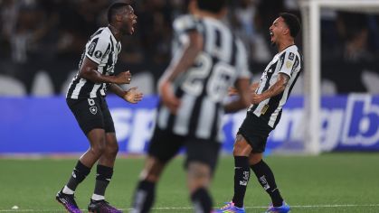 Patrick de Paula e Vitinho comemoram gol do Botafogo sobre o Carabobo