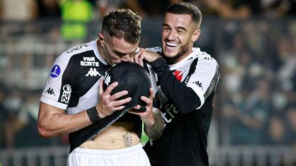 Vegetti e Coutinho comemoram gol do Vasco sobre o Puerto Cabello