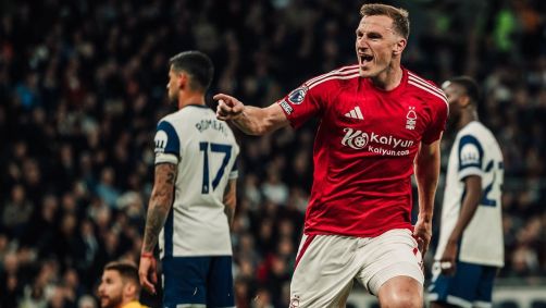 Chris Wood comemora gol que marcou pelo Nottingham Forest sobre o Tottenham, seu 19º na Premier League