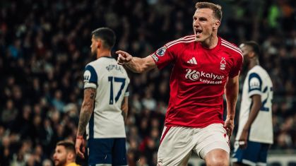 Chris Wood comemora gol que marcou pelo Nottingham Forest sobre o Tottenham, seu 19º na Premier League