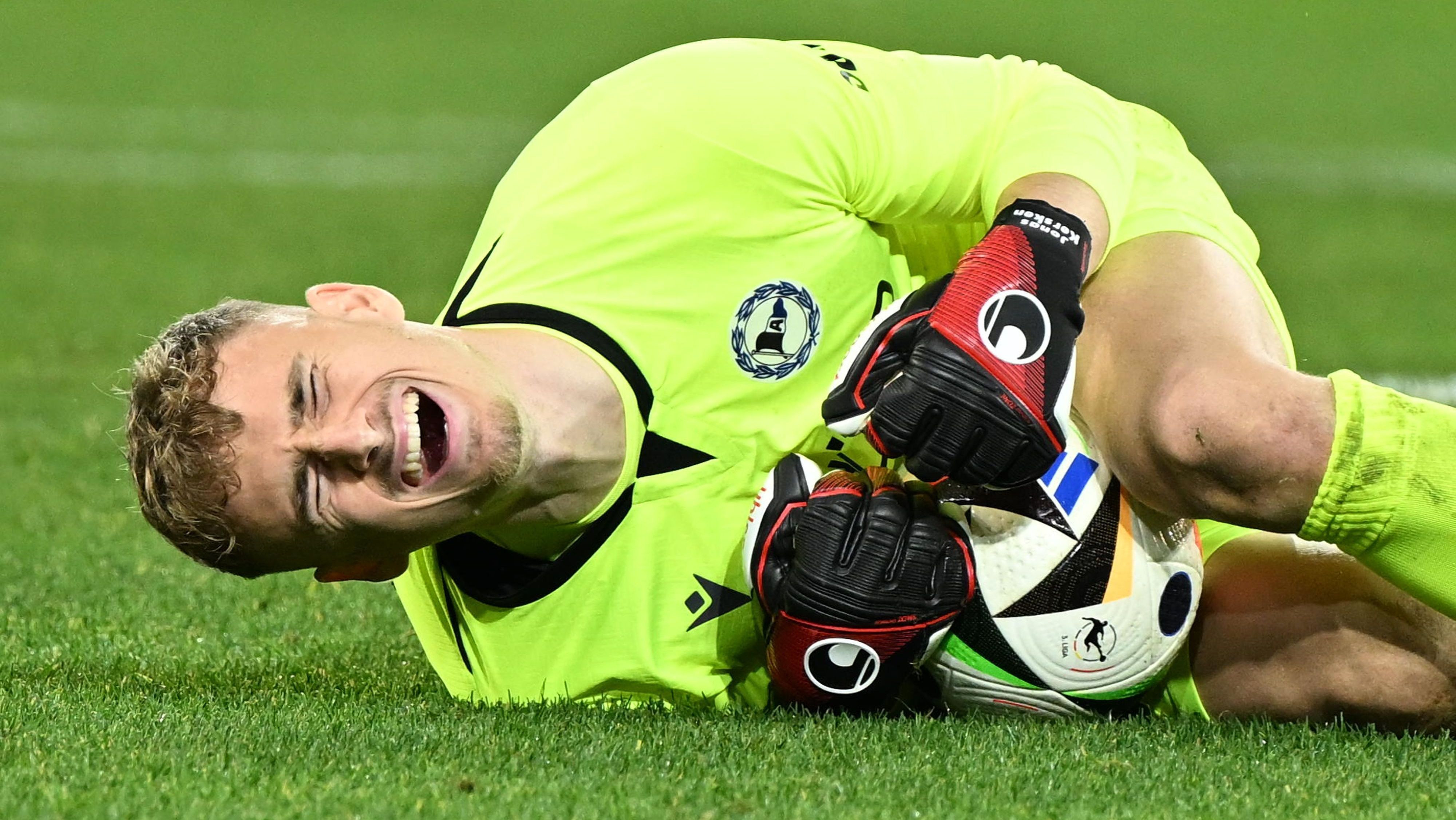 Jonas Kersken, goleiro do Arminia Bielefeld, em jogo da equipe pela Copa da Alemanha