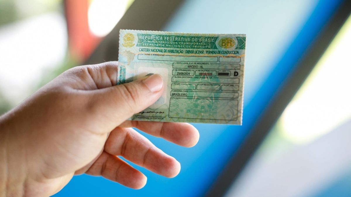 Pessoa segurando carteira de motorista