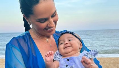 Graciele Lacerda posa com a filha, Clara, na praia