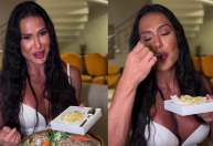 Gracyanne Barbosa mostra presente de Páscoa com tapioca e ovo mexido