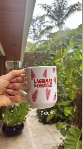 Grazi Massafera mostra mensagem de caneca nos stories • Instagram/Grazi Massafera
