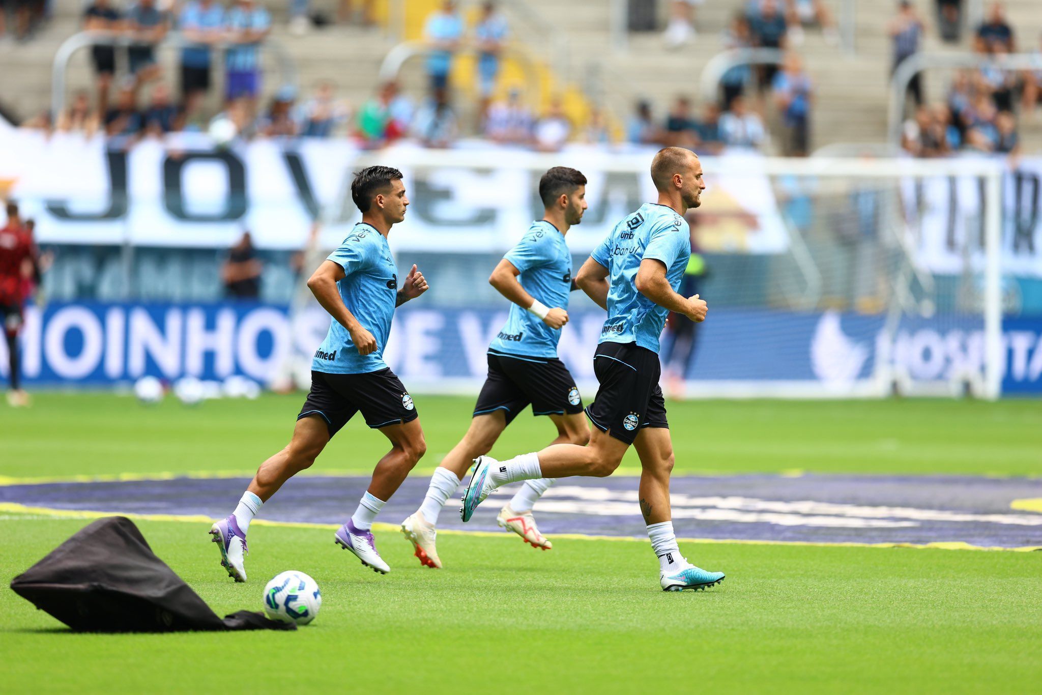 Jogadores do Grêmio no aquecimento para o duelo com o Flamengo