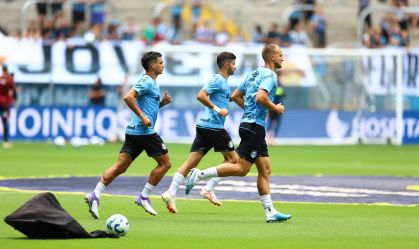 Jogadores do Grêmio no aquecimento para o duelo com o Flamengo