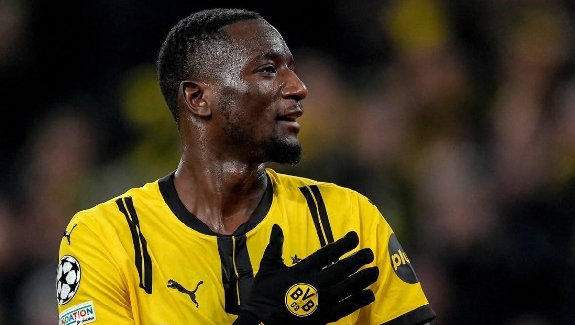 Guirassy comemora um dos seus gols no jogo contra o Barcelona, pela Champions League