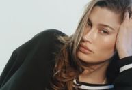 Hailey Bieber descobre cistos no ovário e mostra barriga inchada