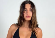 Hailey Bieber posta fotos ao som de Tom Jobim e web reage: "Vem pro Brasil"