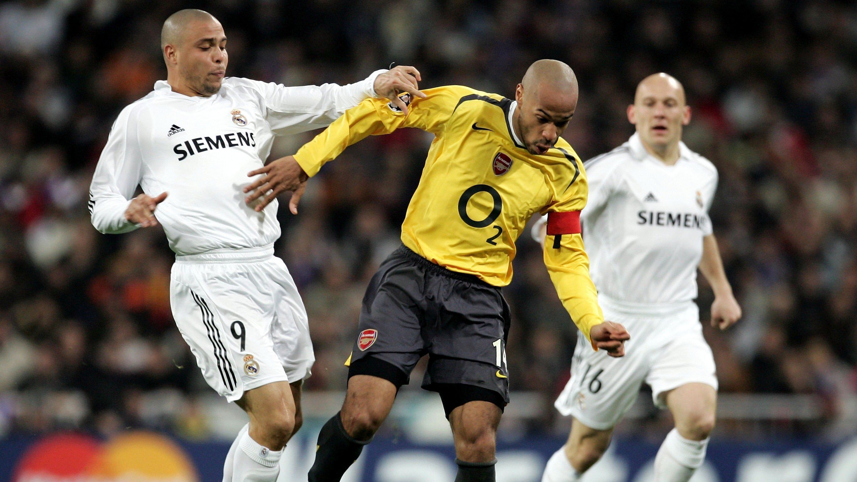 Henry disputa bola com Ronaldo na Champions League em 2006