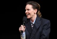 Hilary Swank diz que acertou ao ser mãe com 48 anos: "Sou mais interessada"