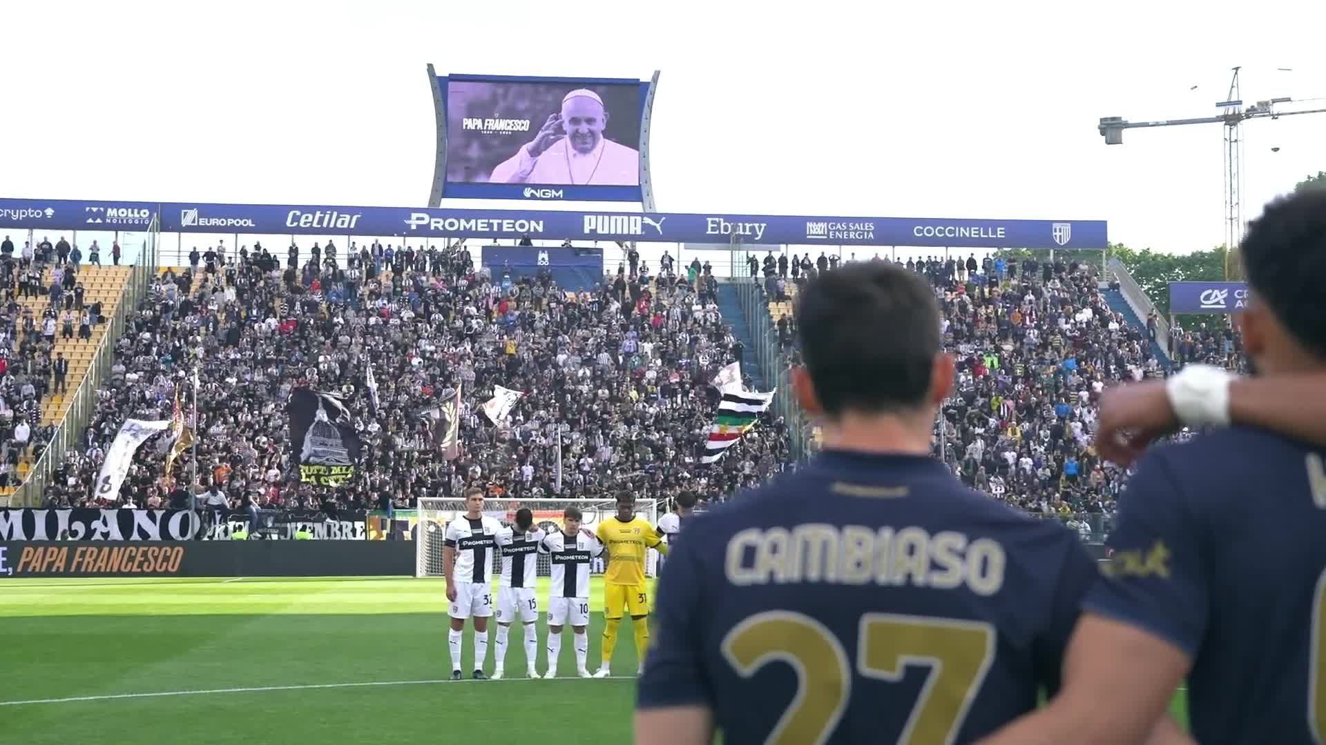 Papa é homenageado antes do jogo entre Parma e Juventus • Foto: Divulgação/ @SerieA
