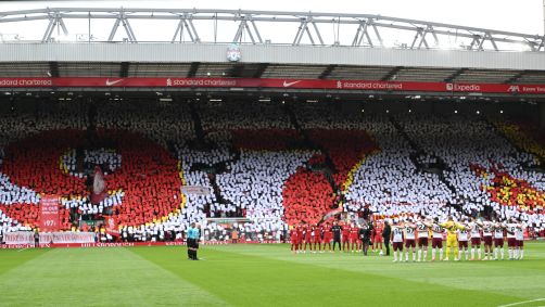 Torcida do Liverpool faz homenagem às vítimas da tragédia de Hillsborough