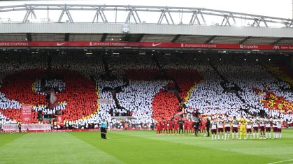 Torcida do Liverpool faz homenagem às vítimas da tragédia de Hillsborough