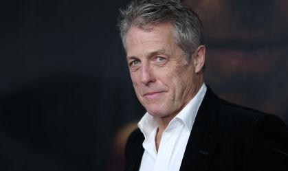 Hugh Grant é flagrado cochilando em partida de tênis; veja o momento