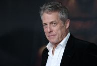 Hugh Grant é flagrado cochilando em partida de tênis; veja o momento