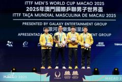 Hugo Calderano com o troféu da Copa do Mundo de Tênis de Mesa