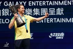 Hugo Calderano com o troféu da Copa do Mundo de Tênis de Mesa