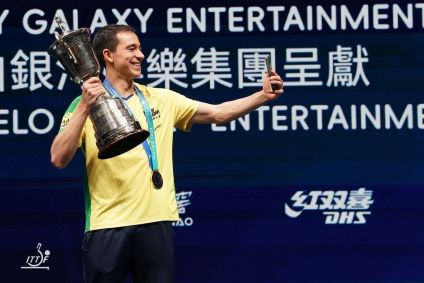 Hugo Calderano com o troféu da Copa do Mundo de Tênis de Mesa