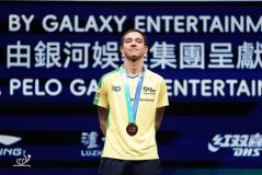 Hugo Calderano com a medalha da Copa do Mundo de Tênis de Mesa