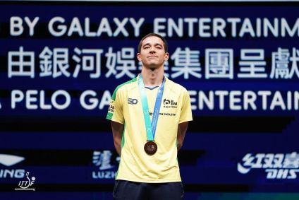 Hugo Calderano com a medalha da Copa do Mundo de Tênis de Mesa
