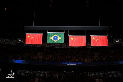 Bandeira do Brasil no alto do pódio na premiação de Hugo Calderano