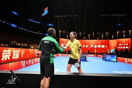 Hugo Calderano se emociona após o título da Copa do Mundo de Tênis de Mesa