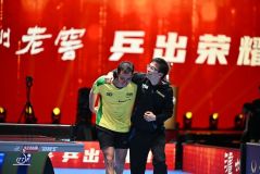 Hugo Calderano se emociona após o título da Copa do Mundo de Tênis de Mesa