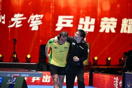 Hugo Calderano se emociona após o título da Copa do Mundo de Tênis de Mesa