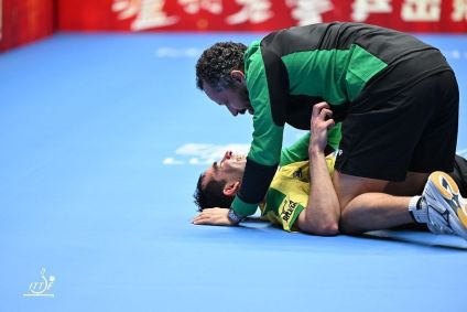 Hugo Calderano se emociona após o título da Copa do Mundo de Tênis de Mesa
