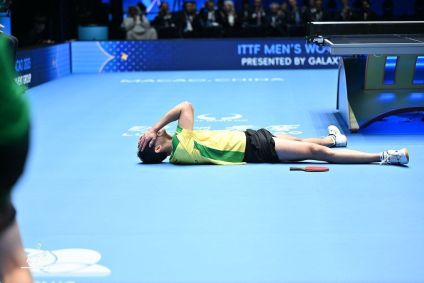 Hugo Calderano se emociona após o título da Copa do Mundo de Tênis de Mesa