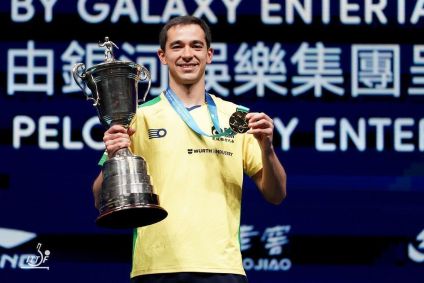Hugo Calderano com o troféu da Copa do Mundo de Tênis de Mesa