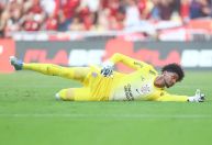 Torcida do Flamengo ironiza falha e grita nome de Hugo Souza; veja vídeo