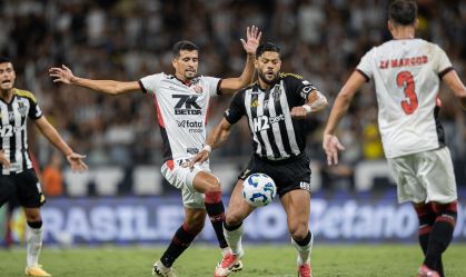 Hulk, do Atlético-MG, disputa jogada com adversários do Vitória