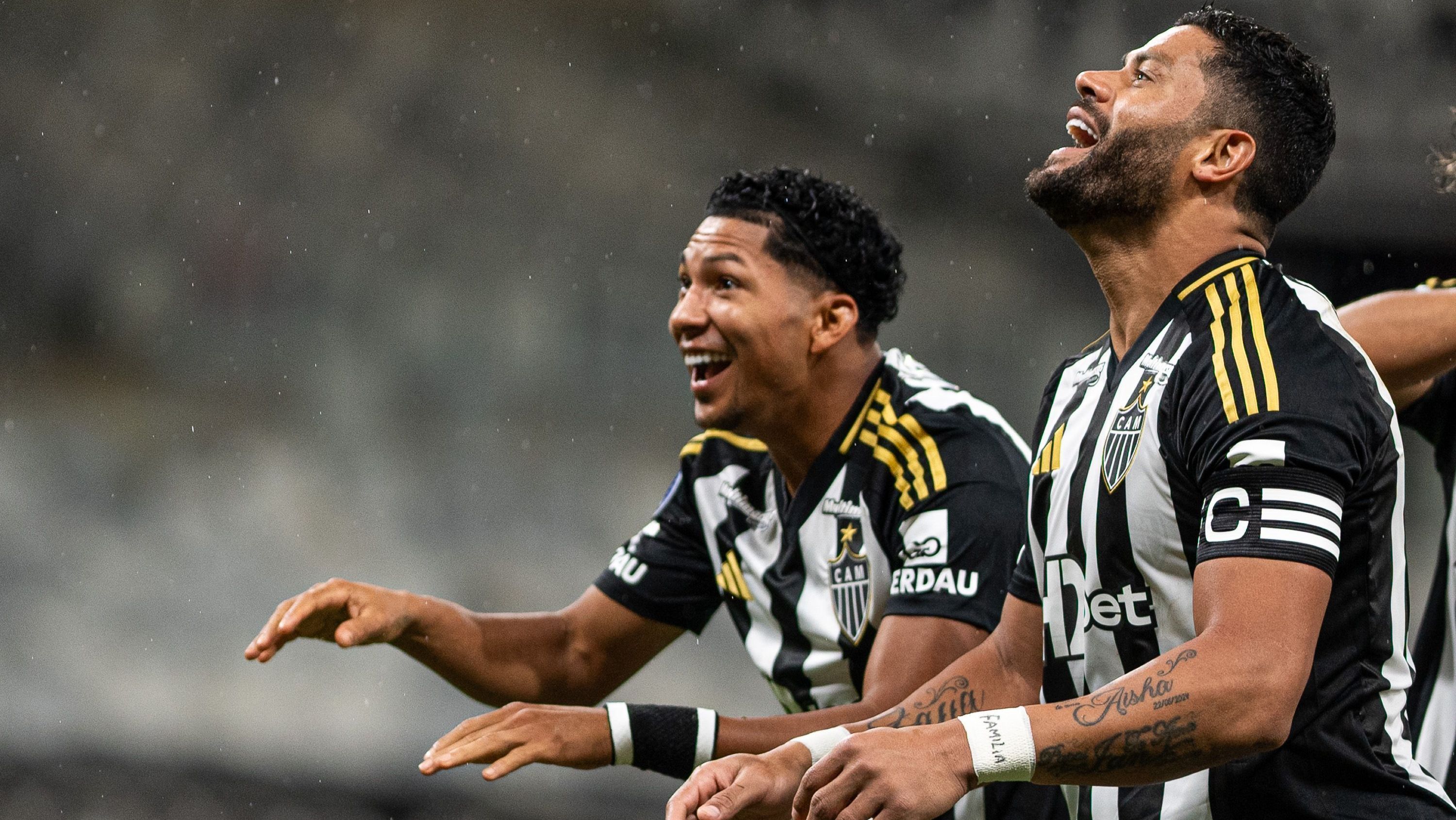 Hulk e Rony comemoram gol do Atlético-MG sobre o Iquique