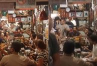 Humberto Carrão é flagrado tocando em samba do Rio de Janeiro; veja