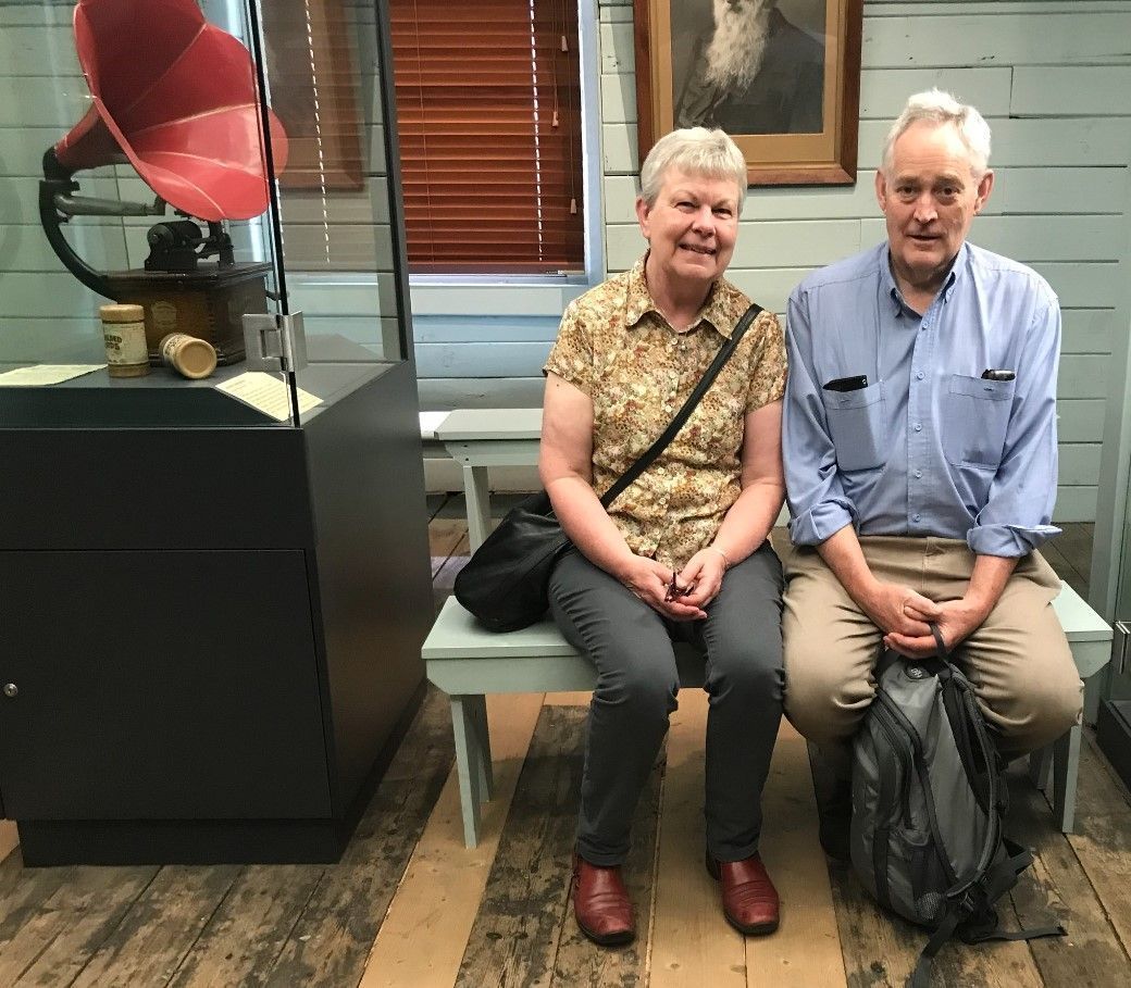 Ian e Heather Wilkinson no museu da igreja protestante "The Salvation Army" • The Salvation Army Australia Museum/Facebook