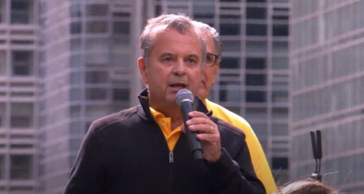 Senador Rogerio Marinho (PL - RN) discursa em manifestação pela anistia na Avenida Paulista neste domingo (6)
