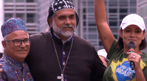 Padre Kelmon (PL) ao lado da ex-primeira-dama Michelle Bolsonaro durante ato pela anistia na Avenida Paulista neste domingo (6)