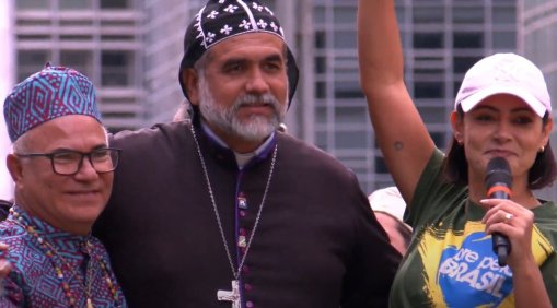 Padre Kelmon (PL) ao lado da ex-primeira-dama Michelle Bolsonaro durante ato pela anistia na Avenida Paulista neste domingo (6)