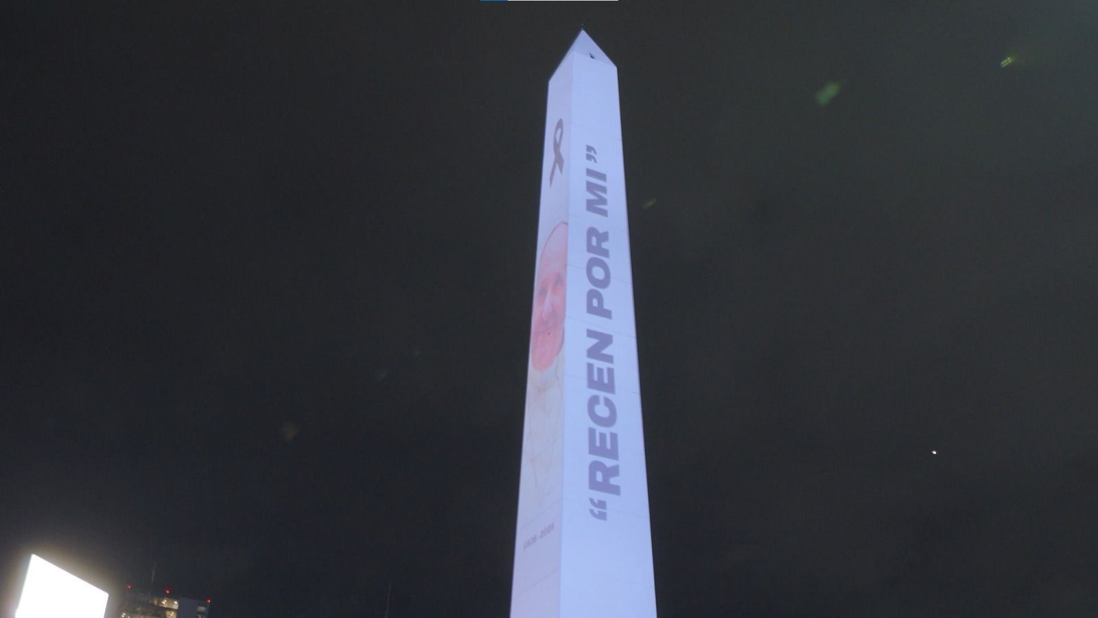 Obelisco de Buenos Aires iluminado em homenagem ao papa Francisco