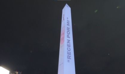 Obelisco de Buenos Aires iluminado em homenagem ao papa Francisco