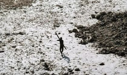Turista dos EUA é preso por tentar se aproximar de tribo isolada em ilha